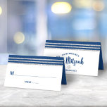 Bar Mitzvah Modern Marinblå Silver Tallit Script Placeringskort<br><div class="desc">Ingen Bar Mitzvah-fest är komplett utan personliga platskort. Låt din favorit Bar Mitzvah vara stolt, glädjas och fira sin milstolpe på sin perfekt koordinerade fest. Fet, marinblå typografi och en marinblå och falskt silverglittrig randig tallit-inspirerad grafik överlagrar en enkel, vit bakgrund. På baksidan överlagrar marinblå scripttypografi och en silverstjärna av...</div>