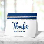 Bar Mitzvah Modern Marinblå Silver Tallit Script Tack Kort<br><div class="desc">Se till att din favorit Bar Mitzvah visar sin uppskattning till alla som stödde hans milstolpe! Skicka ut detta coola, unika, moderna, personliga tackkort. Fet, marinblå scripttypografi, Davids stjärna och en marinblå och silver glitterrandig tallit-inspirerad grafisk överläggning på en enkel, vit bakgrund. En annan tallit-inspirerad grafik och en silverfärgad Davids...</div>