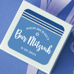 Bar Mitzvah Modern Silverblå Tallit Fet Stilsnitts Fyrkantigt Klistermärke<br><div class="desc">Var stolt, gläd dig och visa upp denna milstolpe för din favorit Bar Mitzvah! Använd denna coola, unika, moderna, personliga dekal för att lägga till på hans speciella dag. Fet, vit script typografi, Davids stjärna och en marinblå och silver glitterrandig tallit inspirerad grafik över en enkel, blå kornblomma bakgrund. Personifiera...</div>