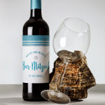 Bar Mitzvah Modern Teal Silver Tallit Fetstil Skri Vinflaska Etikett<br><div class="desc">Var stolt, gläd dig och visa upp denna milstolpe för din favorit Bar Mitzvah! Använd denna coola, unika, moderna, personliga vinetikett för att lägga till hans speciella dag. Djärv, dammig tealblågrön scripttypografi, en silverfärgad Davidstjärna och en dammig tealblågrön och silverglittrig randig tallit inspirerad grafisk överläggning på en enkel vit bakgrund....</div>