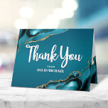 Bar Mitzvah Modern Turkos Agat Skrift Enkel Tack Kort<br><div class="desc">“Tack.” Se till att din favorit Bar Mitzvah visar sin uppskattning till alla som stödde hans milstolpe! Skicka ut detta coola, unika, moderna, personliga tackkort. Turkosblå handskrivna skrift och fet, sans serif-typografi överlagrar en enkel, ren vit bakgrund med turkosblå agatstenar accentuerade med falska guldådror. Ytterligare turkosblå agat och en falsk...</div>