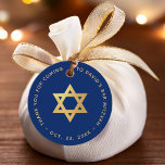 Bar Mitzvah Royal Blue Falskt Guld Davidstjärna Gåvor Etiketter<br><div class="desc">En blå och gul design för en judisk pojkes bar mitzvah.

Designen har i mitten en falsk guld folie davidstjärna. Runt den finns välvd text med gyllene versaler: ovanför ett tackmeddelande med namnet och tillfället: "Tack för att du kom till [Namn]s Bar Mitzvah",  under datumet. Bakgrunden är kunglig blå.</div>