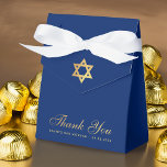 Bar Mitzvah Royalblå Guldstjärna Tack Script  Presentaskar<br><div class="desc">En blå och gul favoritask för en pojkes bar mitzvah. På klaffen har den en falsk guldstjärna av David. 

Meddelandet Tack är skrivet i den nedre delen,  i ett elegant falskt guldsnitt,  tillfället och datumet är skrivna med gyllene versaler under. Bakgrunden är marinblå.</div>