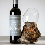 Bar Mitzvah Silver Grå Tallit Fet Stilsnit Modern Vinflaska Etikett<br><div class="desc">Var stolt, gläd dig och visa upp denna milstolpe för din favorit Bar Mitzvah! Använd denna coola, unika, moderna, personliga vinetikett för att lägga till hans speciella dag. Fet, vit script typografi, Davids stjärna och en mjuk grå och silver glitter striped tallit inspirerad grafisk överlägg på en enkel, ljusare mjuk...</div>