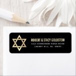 Bar Mitzvah Svart Guld Fet Enkel Returadress Etikett<br><div class="desc">Var stolt, gläd dig och fira denna milstolpe för din favorit Bar Mitzvah när du använder denna sofistikerade, personliga returadressetikett! Fet, vit och falsk guld sans serif-typografi och en falsk guld David-stjärna överlagrar en sofistikerad, dramatisk svart bakgrund. Anpassa den anpassade texten med ditt namn och adress. Garanterat att tillföra snygg...</div>
