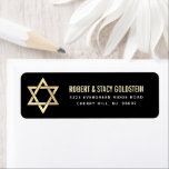 Bar Mitzvah Svart Guld Fet Enkel Returadress Etikett<br><div class="desc">Var stolt, gläd dig och fira denna milstolpe för din favorit Bar Mitzvah när du använder denna sofistikerade, personliga returadressetikett! Fet, vit och falsk guld sans serif-typografi och en falsk guld David-stjärna överlagrar en sofistikerad, dramatisk svart bakgrund. Anpassa den anpassade texten med ditt namn och adress. Garanterat att tillföra snygg...</div>