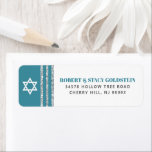 Bar Mitzvah Teal Silver Tallit Fetstil Returadress Etikett<br><div class="desc">Var stolt, gläd dig och fira denna milstolpe för din favorit Bar Mitzvah när du använder denna coola, unika, moderna, personliga returadressetikett! Fet, dammig teal blågrön och grå typografi, en vit Davidstjärna och en dammig teal blågrön och silver glitterrandig tallit inspirerad grafisk överläggning på en enkel, vit bakgrund. Anpassa den...</div>