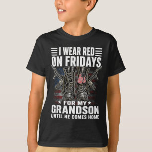 Bär rött på fredagar för stöd till sonsonens milit t shirt