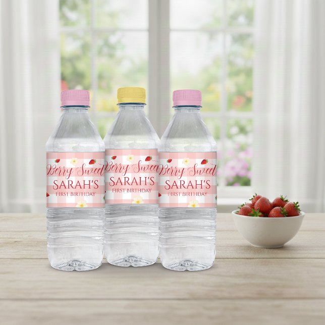 Bär Söt Jordgubb 1-års Födelsedagsfest Vattenflaskor Etikett (Berry Sweet Strawberry 1st Birthday Party Water Bottle Label)
