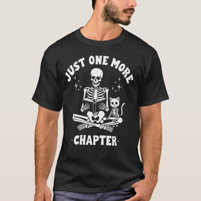 Bara ännu ett kapitel Skelett & Katt  Bokälskare T Shirt (Framsida)
