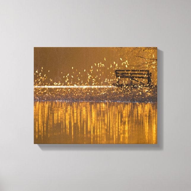 Bara bänk vid sjö i det gyllene ljuset canvastryck (Framsida)