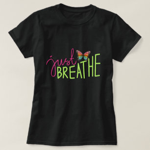 Bara Breathe med Regnbåge Butterfly T Shirt