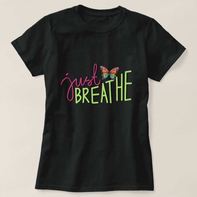 Bara Breathe med Regnbåge Butterfly T Shirt (Design framsida)