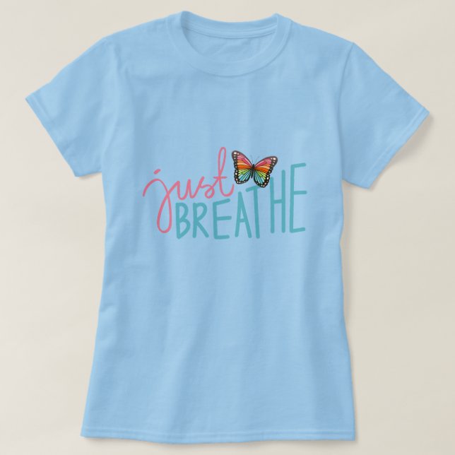 Bara Breathe med Regnbåge Butterfly T Shirt (Design framsida)