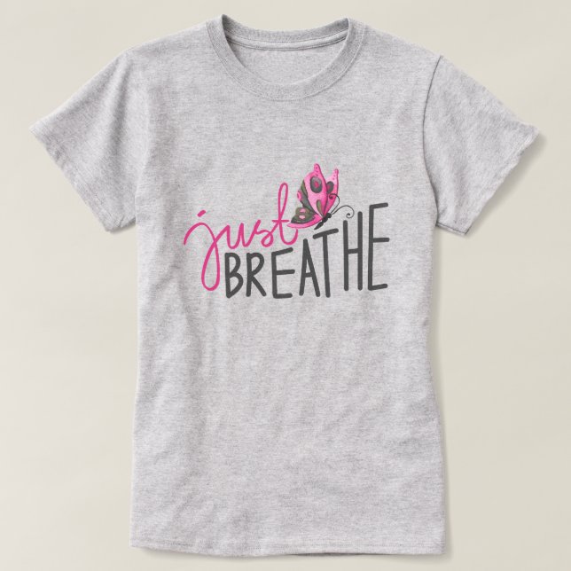 Bara Breathe med rosa och grått Butterfly T Shirt (Design framsida)