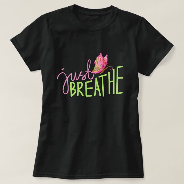 Bara Breathe med rosa och grönt Butterfly T Shirt (Design framsida)