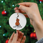 Bara Cellin Cellin Performance Music Cello Anpassn Julgransprydnad Keramik<br><div class="desc">Den här "bara Cellin"-julprydnaden är en underbar gåva till en cellist eller som en behandling för dig själv när du bara är kyld eller vid något särskilt tillfälle. Lägg till ett namn eller år av helgdag med hjälp av vår "Personlig"-knapp ovan</div>