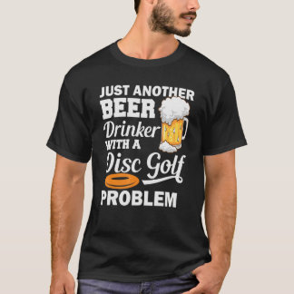 Bara en annan öldryck med en golfbalk t shirt