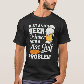 Bara en annan öldryck med en golfbalk t shirt