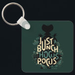Bara en bunch av Hocus Pocus Nyckelring<br><div class="desc">Bärk Hocus Pocus skämt med den här stavbindande designen med den ikoniska frasen "Det är bara en bunch av Hocus Pocus". Silhouetterat mot en magisk bakgrund konjuderar Winifred Sanderson potioner och mystiskt inslag, skapar ett eerie-ännu lekfullt estetiskt. Med sin vintage-inspirerade typografi och den fantastiska potion flaskor som flyter i luft,...</div>