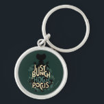 Bara en bunch av Hocus Pocus Rund Silverfärgad Nyckelring<br><div class="desc">Bärk Hocus Pocus skämt med den här stavbindande designen med den ikoniska frasen "Det är bara en bunch av Hocus Pocus". Silhouetterat mot en magisk bakgrund konjuderar Winifred Sanderson potioner och mystiskt inslag, skapar ett eerie-ännu lekfullt estetiskt. Med sin vintage-inspirerade typografi och den fantastiska potion flaskor som flyter i luft,...</div>
