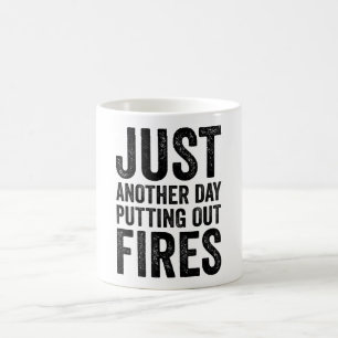 Bara en dag till som släcker bränder kaffemugg