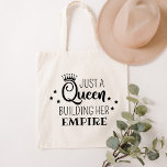 Bara en drottning som Bygger sitt imperium, svarta Tygkasse<br><div class="desc">Den här fantastiska väskan för hennes egenskaper "Bara en drottning som bygger sitt imperium",  ett roligt och inspirerande citat,  svart på vitt. Krona och stjärnor accentuerar snyggtens typografi. Gör en underbar gåva till en DIY-expert,  småföretagare eller entreprenör.</div>