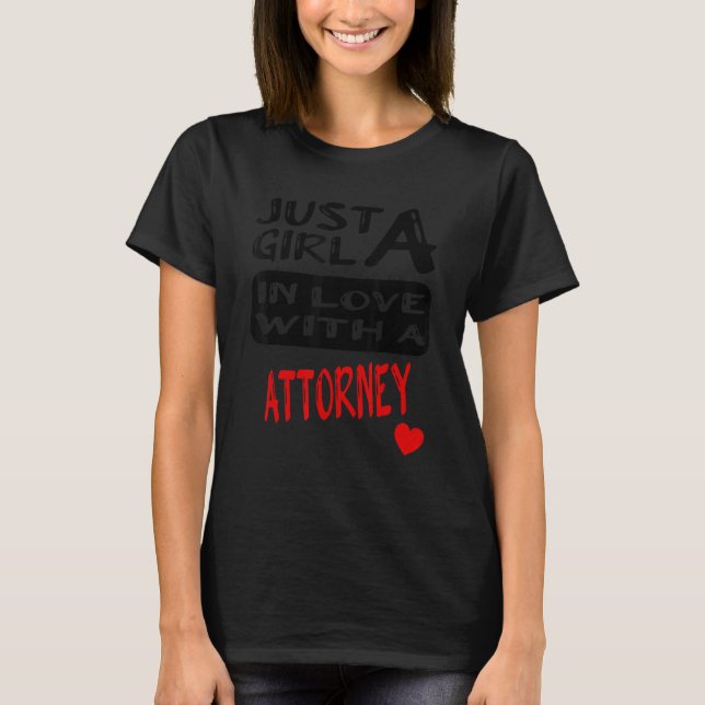 Bara en flicka i Kärlek med en advokat T Shirt (Framsida)