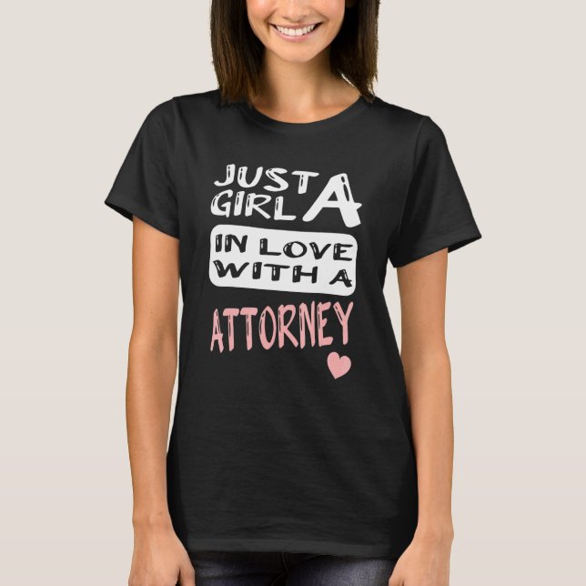 Bara en flicka i Kärlek med en advokat T Shirt (Framsida)