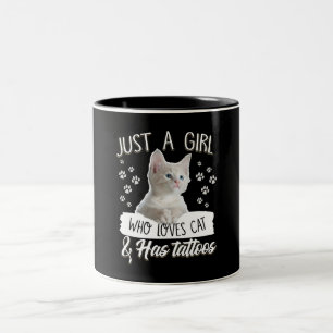 Bara en flicka Kärlek Kattunge har tatueringar som Två-Tonad Mugg
