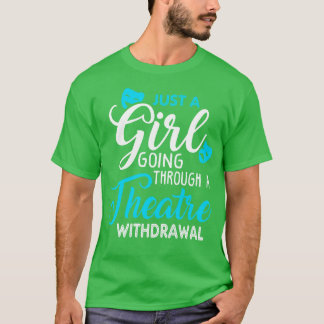 Bara en flicka som går igenom en teatertillbakadra t shirt
