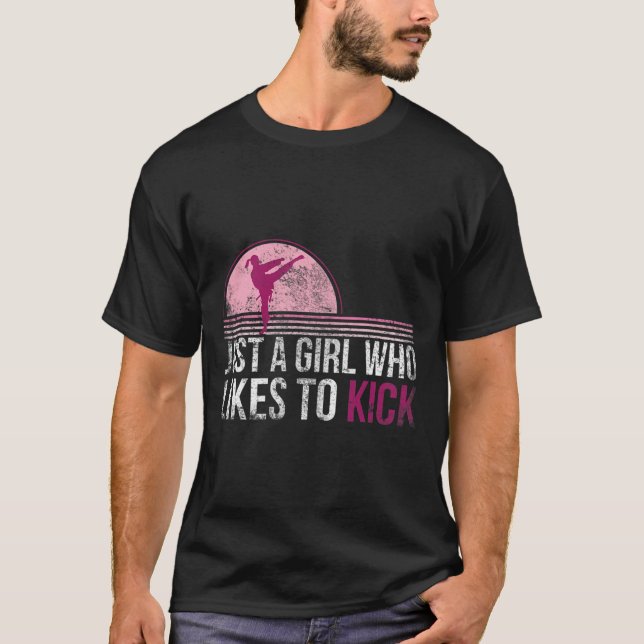 Bara en flicka som gillar att sparka martialkonst t shirt (Framsida)