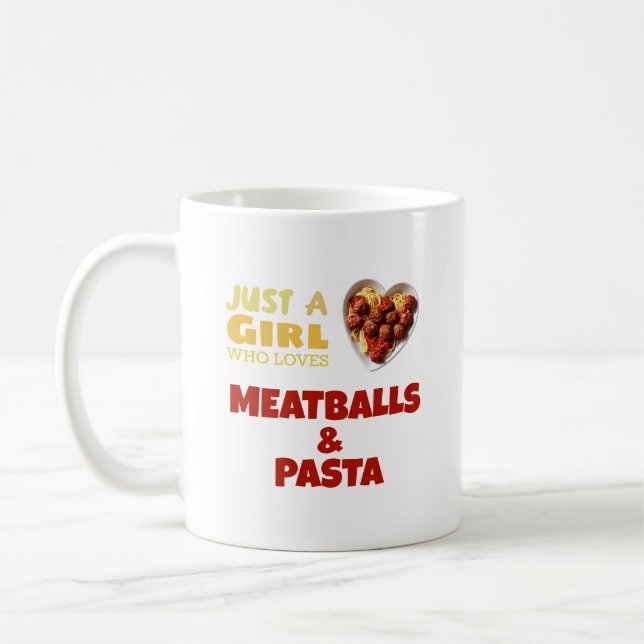 Bara en flicka som kärlek äter bollar och pasta av kaffemugg (Vänster)