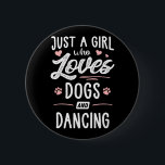 Bara en flicka som Kärlek Hundar och dansar Gift H Knapp<br><div class="desc">Bara en flicka som Kärlek Hundar och dansar Gift Hund älskare</div>
