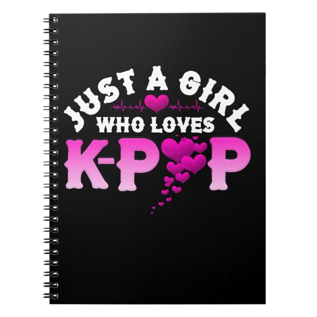 Bara en flicka som Kärlek K-Pop Finger Heart KPop Anteckningsbok (Framsidan)