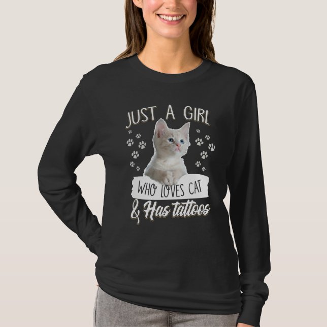 Bara en flicka som Kärlek och som har tattoos Cost T Shirt (Framsida)