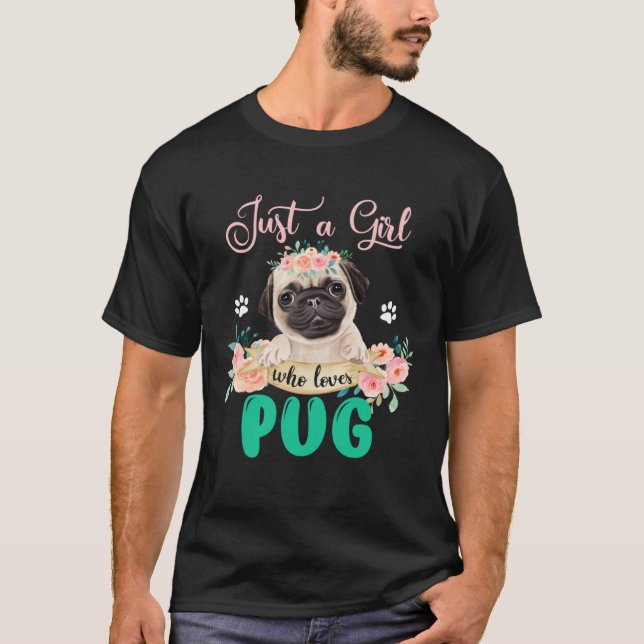 Bara en flicka som Kärlek Pug Blommigt Plower Pug  T Shirt (Framsida)