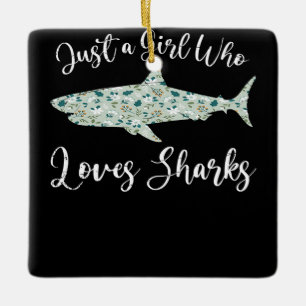 Bara en flicka som Kärlek Sharks - ger havshajen Julgransprydnad Keramik