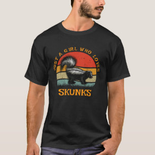 Bara en flicka som Kärlek Skunks Cute Animal T Shirt