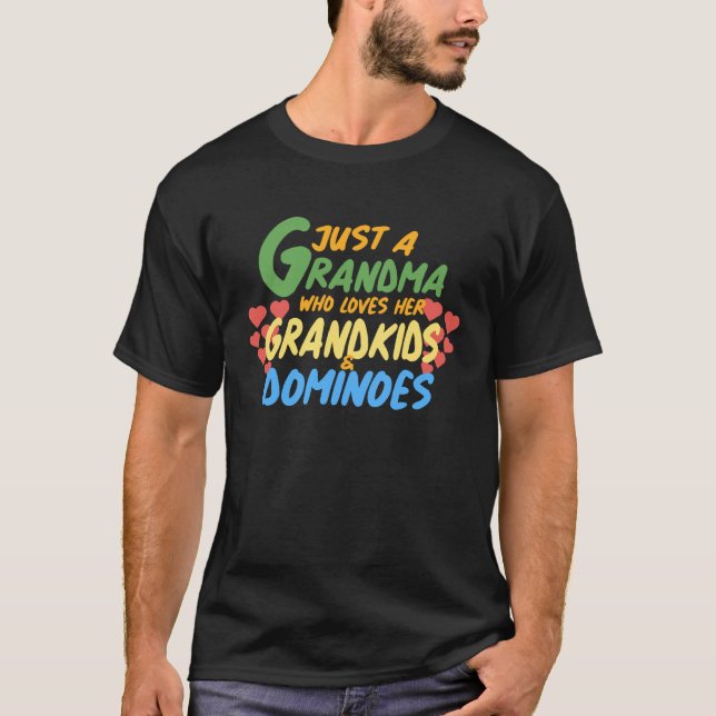 BARA EN GRANDMA SOM KÄRLEK HER BARNBARN och DOMINO T Shirt (Framsida)