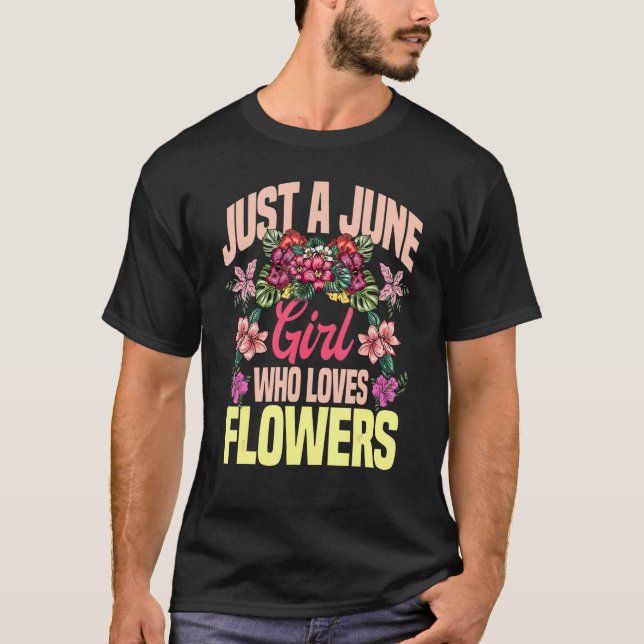 Bara en juniflicka som Kärlek blommar på födelseda T Shirt (Framsida)
