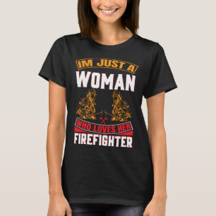 Bara en kvinna som älskar sin brandman kille t shirt