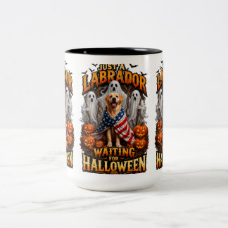 Bara en Labrador som väntar på Halloween-mugg Två-Tonad Mugg