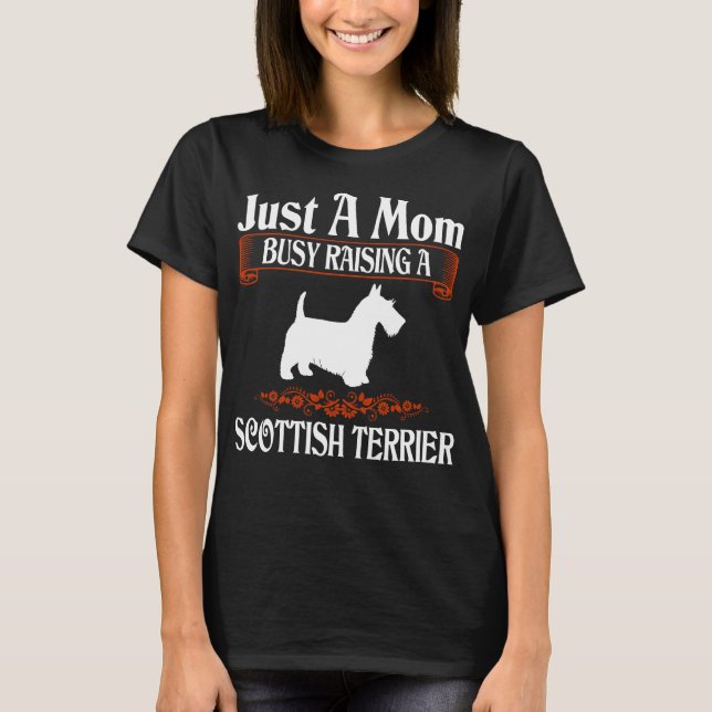 Bara en Mamma Busy Raising Scottish Terrier T Shirt (Framsida)
