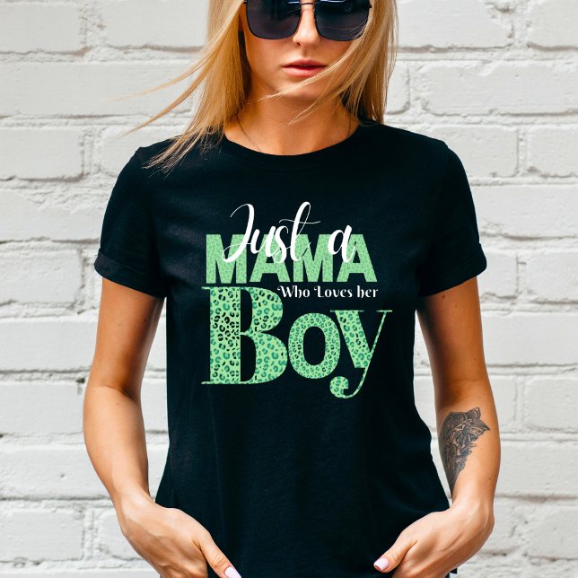 Bara en Mamma som Kärlek sin pojkvän t-shirt (Skapare uppladdad)