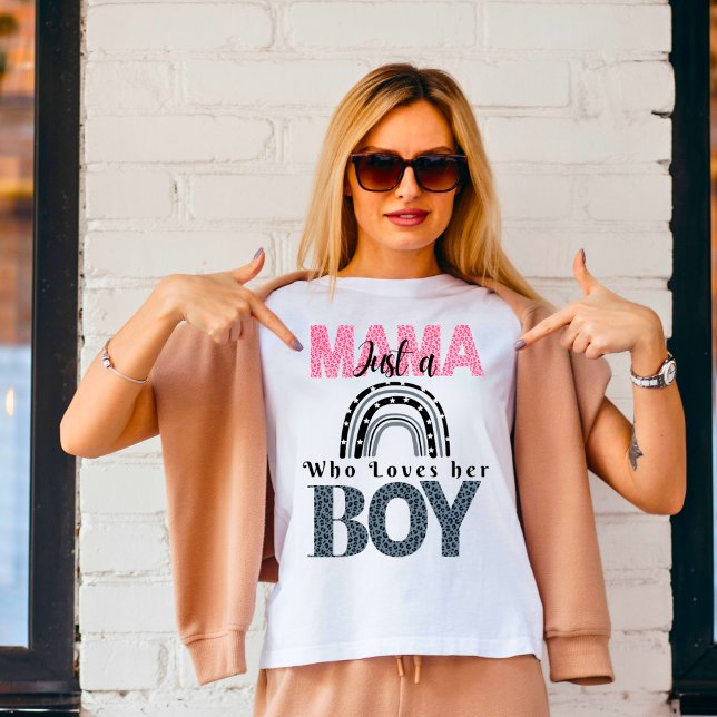 Bara en Mamma som Kärlek sin pojkvän t-shirt (Skapare uppladdad)
