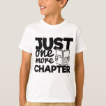 Bara en mer kapitelcitattecken, Lustigt bokmaskläs T Shirt<br><div class="desc">Lustigt typografi citerar pojkens t-shirt för bokmaskar,  som lyder: "Bara ett kapitel till".</div>