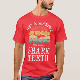 Bara en mormor som Kärlek Shark Teeth T Shirt