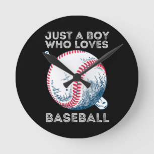 Bara en pojke som älskar baseboll rund klocka