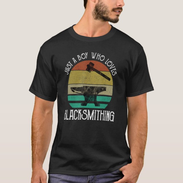 Bara en pojke som Kärlek Blacksmithing Blacksmith  T Shirt (Framsida)